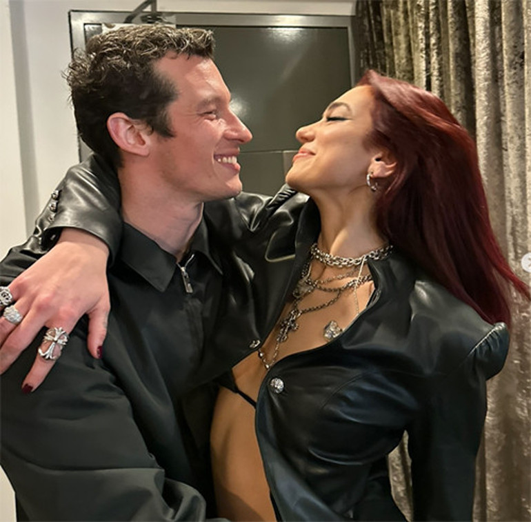 Ünlü şarkıcı aylardır süren söylentilere son noktayı koydu: Evet nişanlandık... Birlikte yaşlanacağız