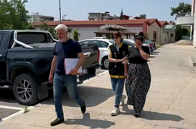 Adanada semt pazarında hırsızlık Polisten kaçamadı