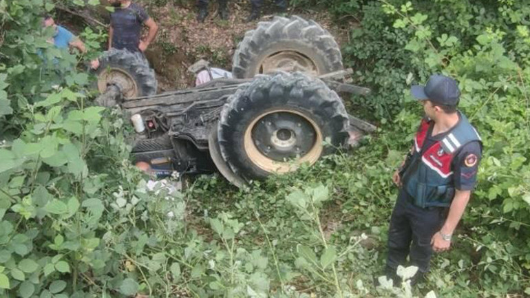 Sakaryada devrilen traktörün altında kalan 2 çocuk annesi hayatını kaybetti