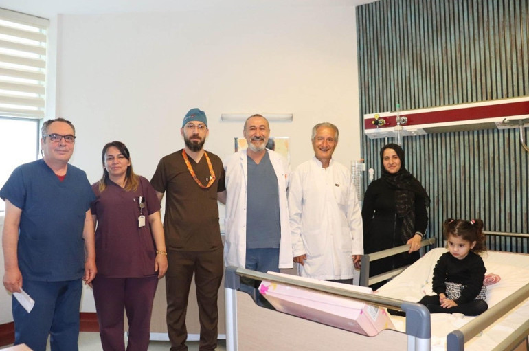Midesinden yemek borusu yaptılar Lavabo açıcı içen çocuk sağlığına kavuştu