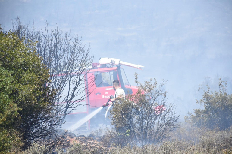 Son dakika... İzmir Foçada orman yangını Alevler bazı evlere sıçradı