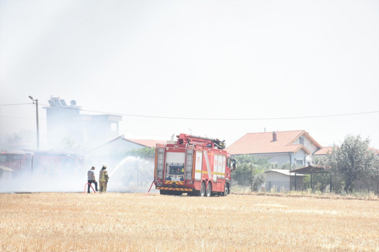 Son dakika... İzmir Foçada orman yangını Alevler bazı evlere sıçradı