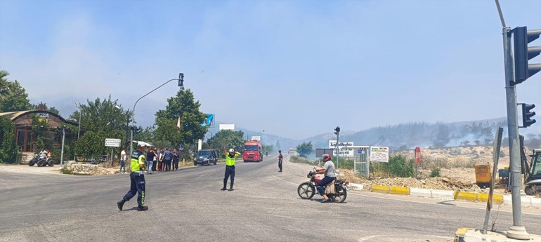 Son dakika... İzmir Foçada orman yangını Alevler bazı evlere sıçradı