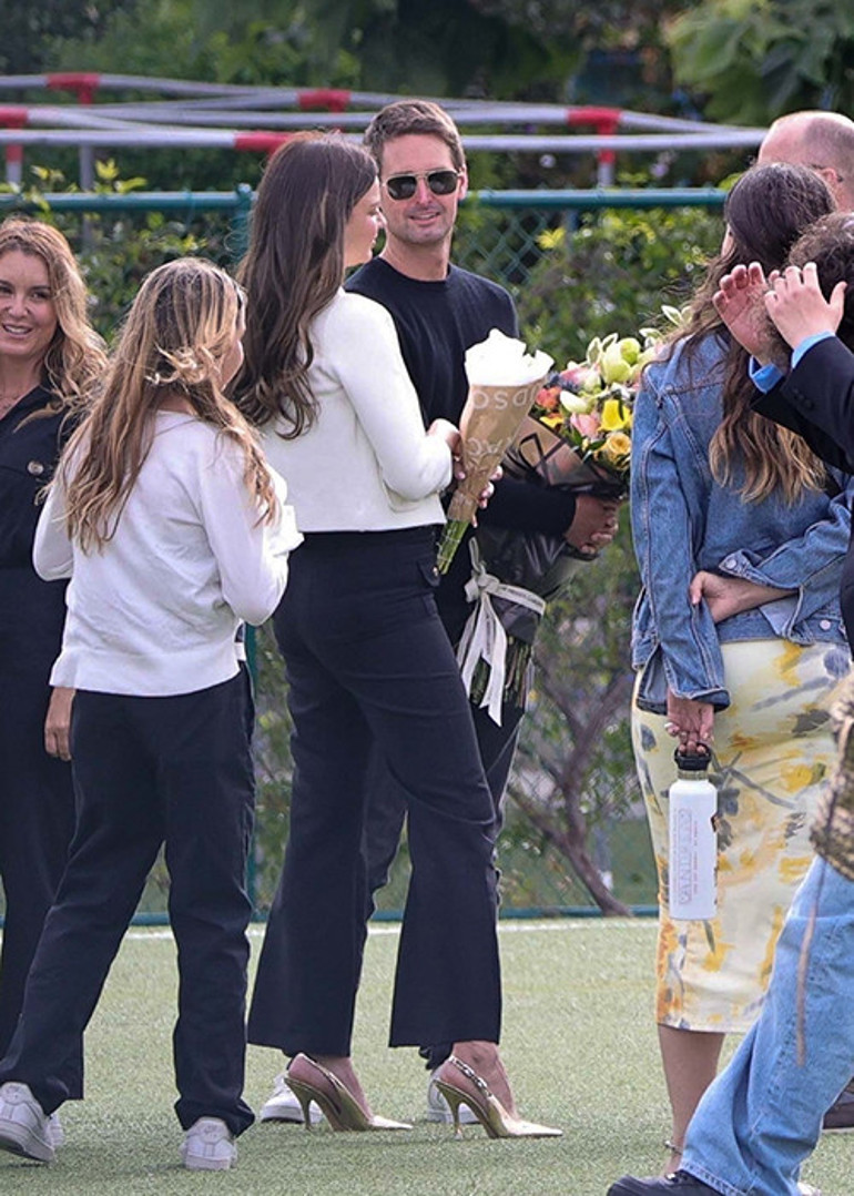 Annesi, babasından kavga gürültü boşandı.. Sonra gidip komşuyla nişanlandı... Ünlü oyuncunun oğlunun mezuniyet töreni zehir oldu