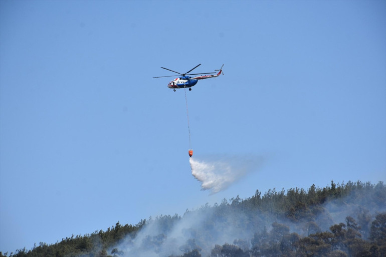 Son dakika... İzmir Foçada orman yangını Alevler bazı evlere sıçradı