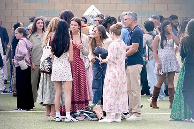 Annesi, babasından kavga gürültü boşandı.. Sonra gidip komşuyla nişanlandı... Ünlü oyuncunun oğlunun mezuniyet töreni zehir oldu