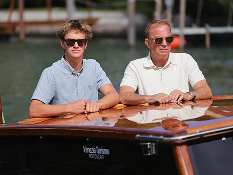 Annesi, babasından kavga gürültü boşandı.. Sonra gidip komşuyla nişanlandı... Ünlü oyuncunun oğlunun mezuniyet töreni zehir oldu