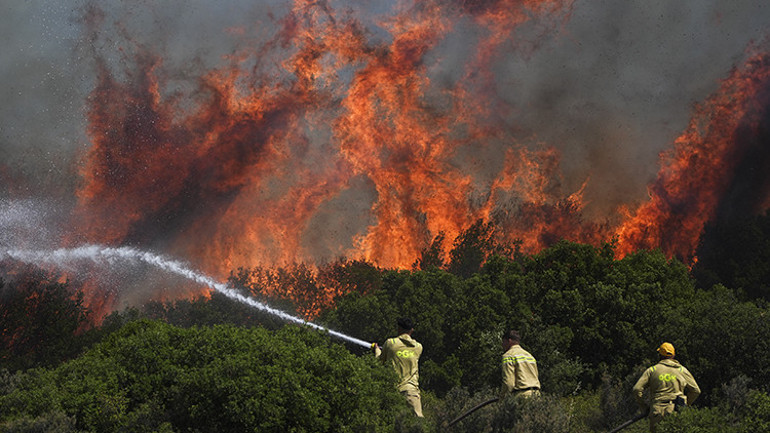 Son dakika... İzmir Foçada orman yangını Alevler bazı evlere sıçradı