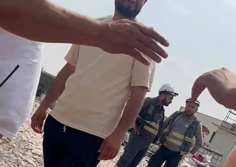 Kayıt alınmasından rahatsız oldu, basın mensubunu engellemeye çalıştı