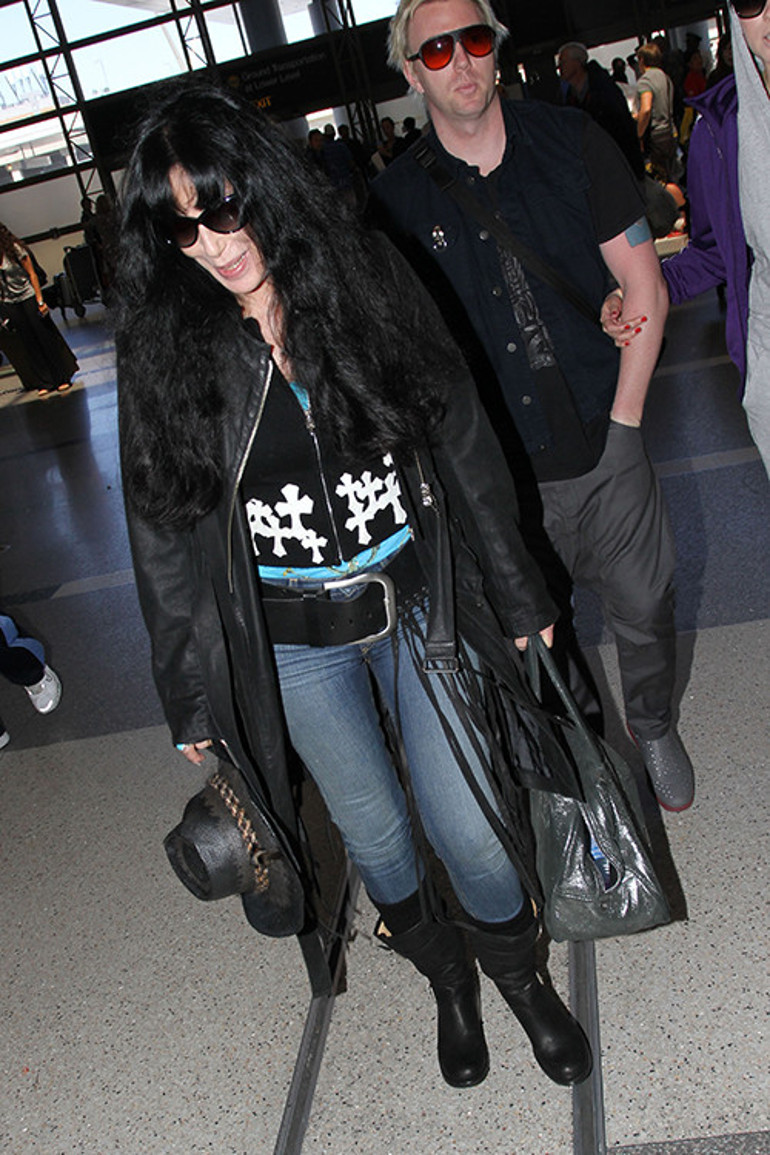 Vesayet altına aldırmaya çalışıyordu… Ünlü şarkıcının oğlu aşırı dozdan hastaneye kaldırıldı