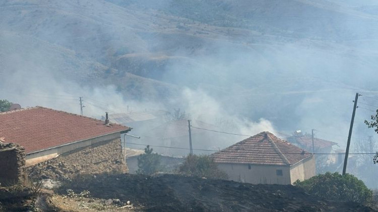 Malatya’da otluk yangını evlere sıçradı