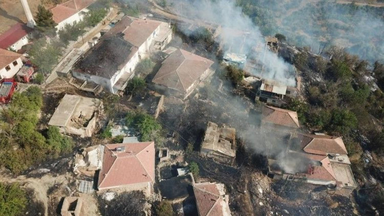 Malatya’da otluk yangını evlere sıçradı