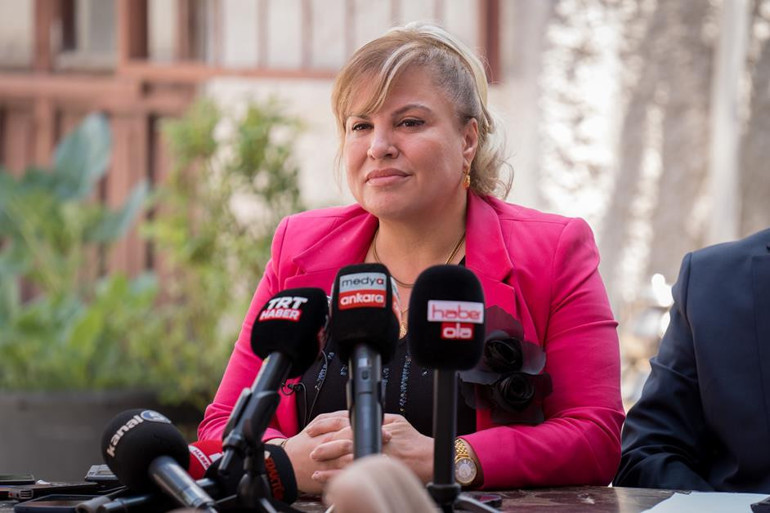 Direksiyon başından ebru teknesine