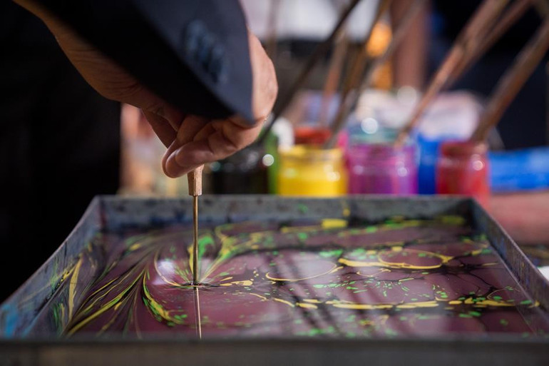 Direksiyon başından ebru teknesine