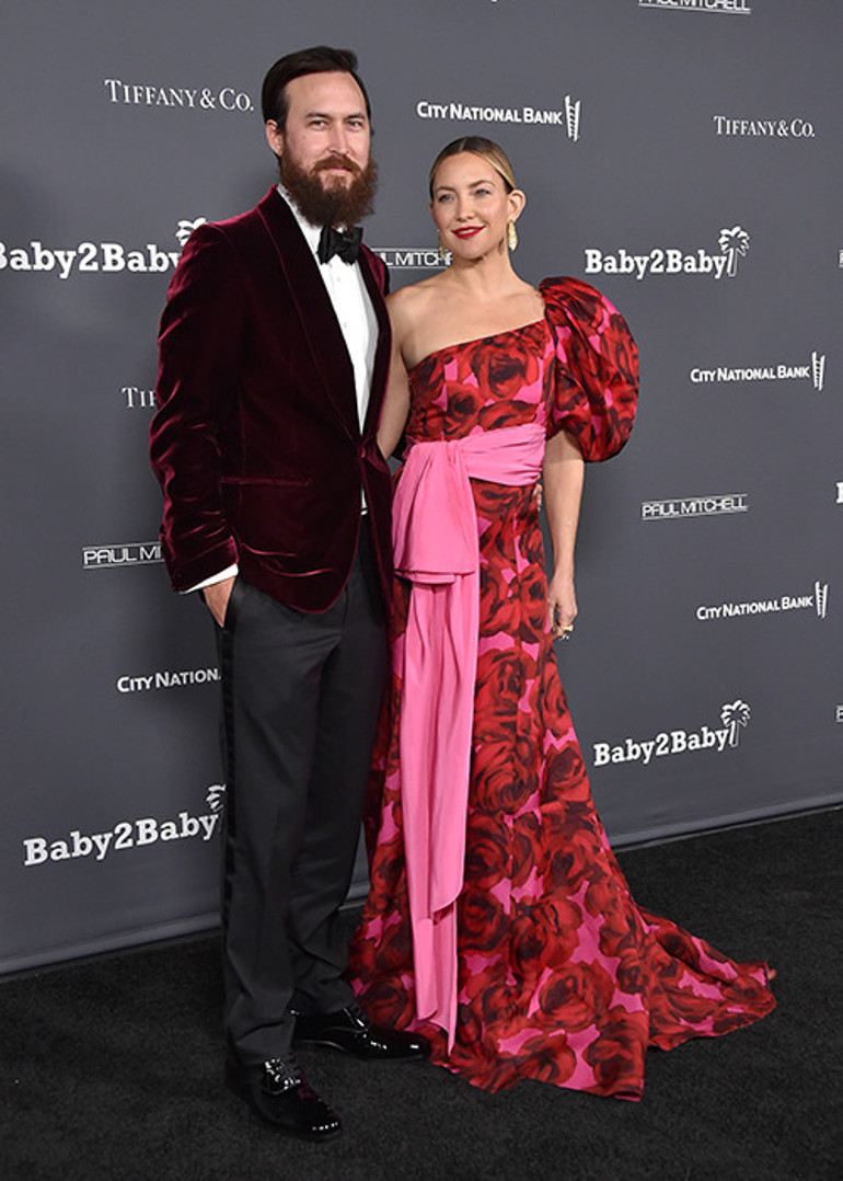 Düğün çok masraflı diye evlenmeye yanaşmıyor... Nişan yüzüğü hala parmağında... Bu kaçıncı balayı, sayamadım