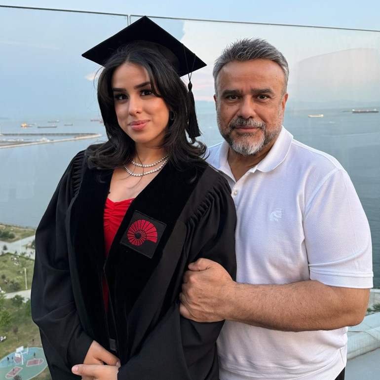 Ünlü oyuncunun kızı mezun oldu Üç dört kelimeyi yan yana getirip çılgınca alkışlandığınız günden bugüne