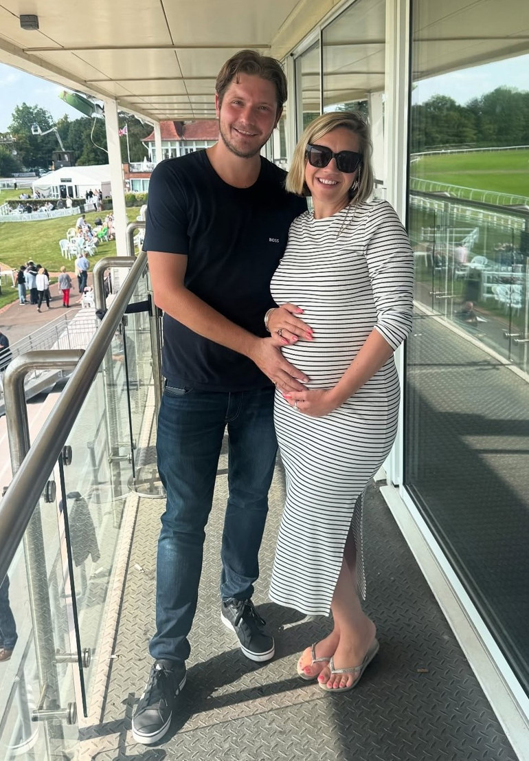 Kocası kanserden ölünce iki çocuğuyla yalnız kalmıştı… Yeniden sevdi diye duymadığı kalmadı… Şimdi üçüncü kez anne olacak