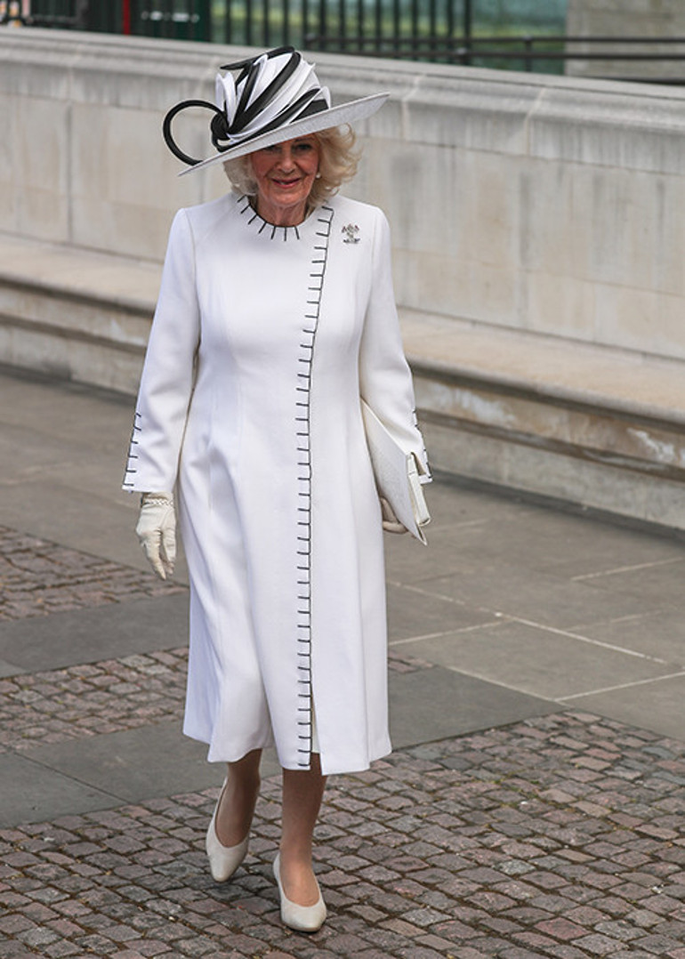 Yıllarca bekleyip kraliçe olmuştu: Tekerlekli sandalyede oturmamak için halkın parasını harcıyor
