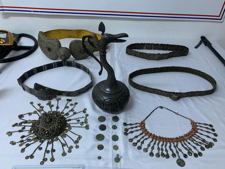 Bayburt merkezli 13 ilde kaçakçılık operasyonu: Tarihi eserler ve sahte paralar ele geçirildi