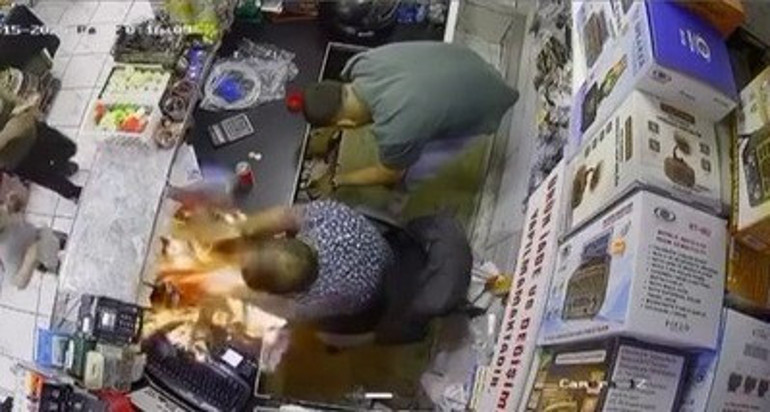 Çakmakla oynadı yerinden zıpladı İşte o anlar