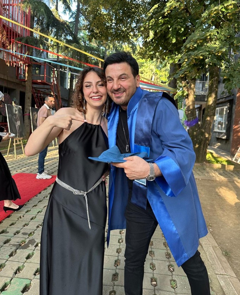 Ünlü oyuncunun kızı mezun oldu Üç dört kelimeyi yan yana getirip çılgınca alkışlandığınız günden bugüne