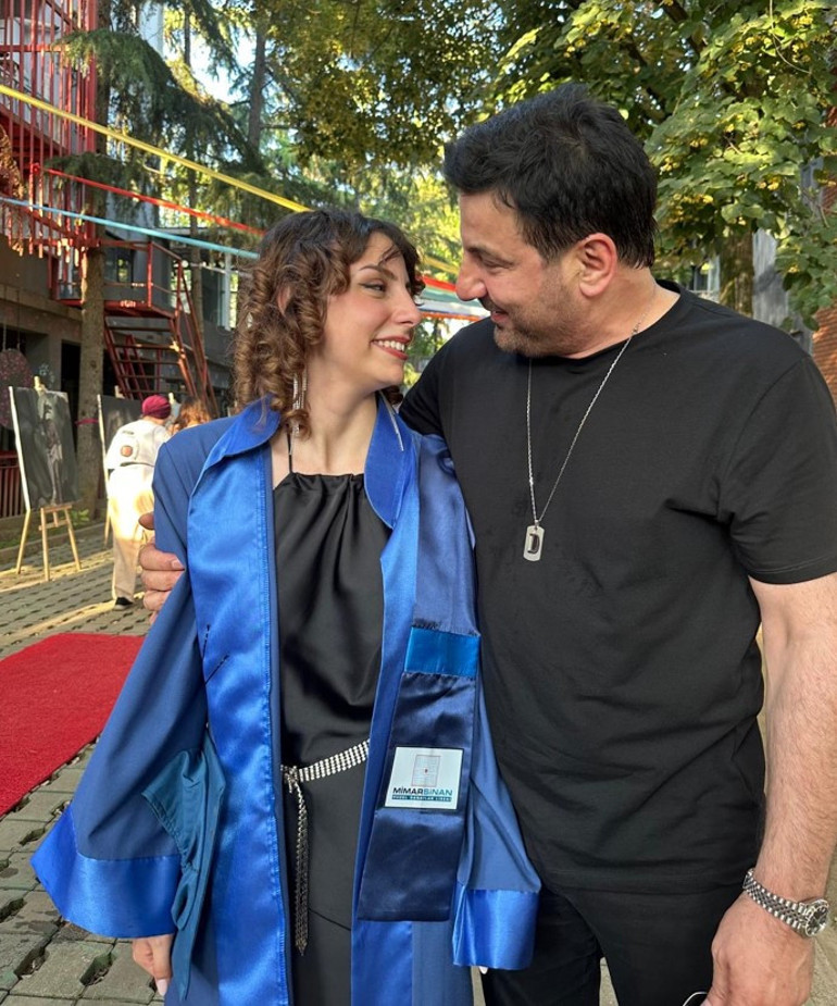 Ünlü oyuncunun kızı mezun oldu Üç dört kelimeyi yan yana getirip çılgınca alkışlandığınız günden bugüne