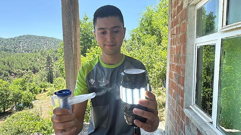 Elektriği olmayan evde yaşayan iki kardeş anneleri için öyle bir şey yaptı ki... Evlatlarımla gurur duyuyorum