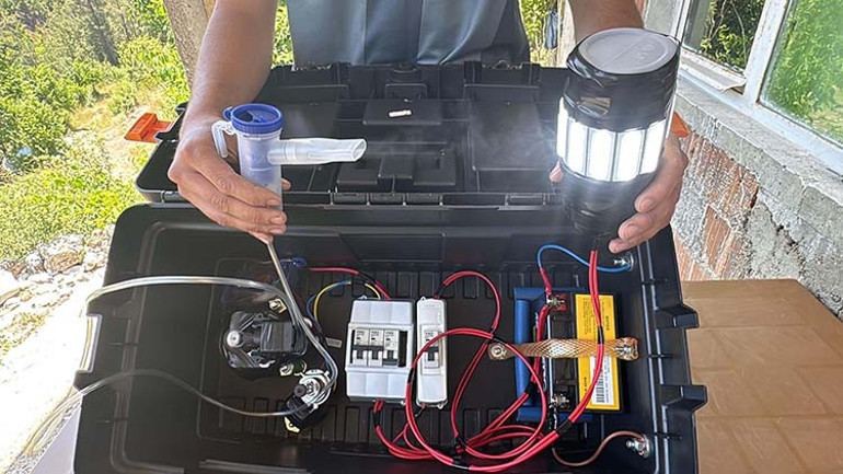 Elektriği olmayan evde yaşayan iki kardeş anneleri için öyle bir şey yaptı ki... Evlatlarımla gurur duyuyorum