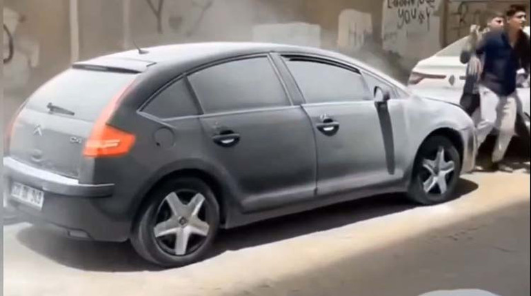 Yanan otomobilini bakın nasıl söndürmeye çalıştı Mardinde ilginç olay kamerada...