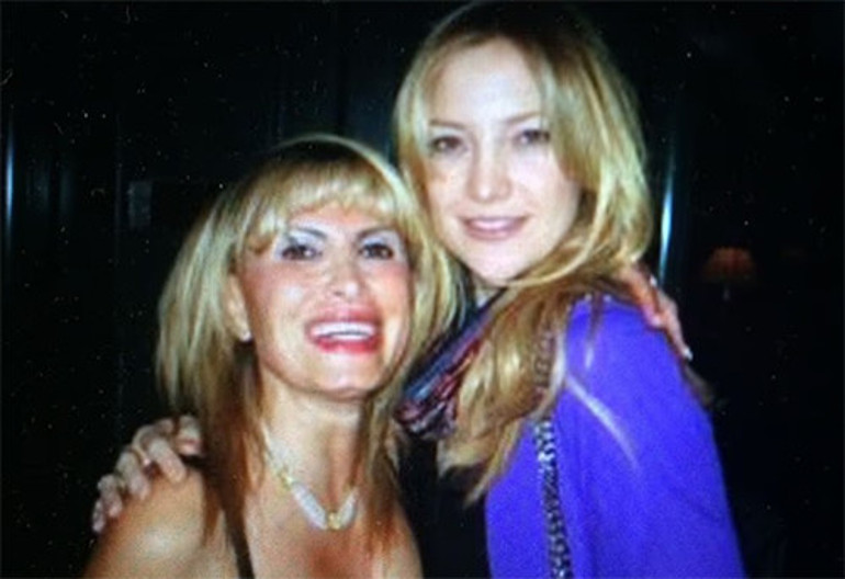 Ödüllü belgesel yönetmeni cinayet kurbanı... Bıçaklayıp battaniyeye sarmışlar