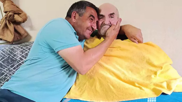 Kayseride örnek evlat 6 yıldır felçli babasına bakıyor O benim her şeyim