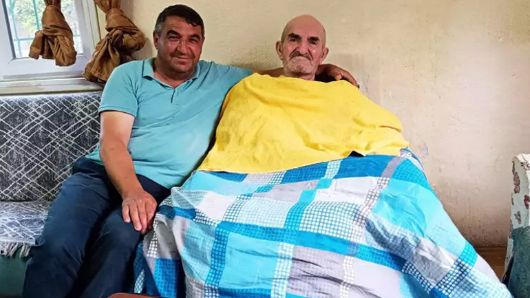 Kayseride örnek evlat 6 yıldır felçli babasına bakıyor O benim her şeyim