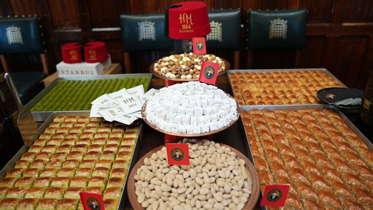 İngiltere Parlamentosu’nda Türk lezzetleri: Baklava ve Türk çayı, kültürler arasında köprü oldu