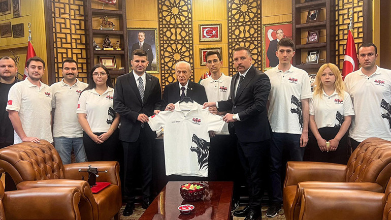 Bahçeliye TÜRKHAN İHA prototipi hediye edildi
