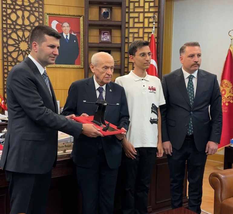 Bahçeliye TÜRKHAN İHA prototipi hediye edildi