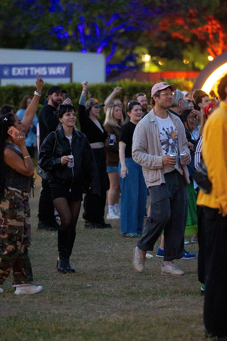 Kocası flört sitelerindeki kadınların peşine düşmüştü… Aldatıldı, boşandı… O da gitti kendine internetten sevgili buldu