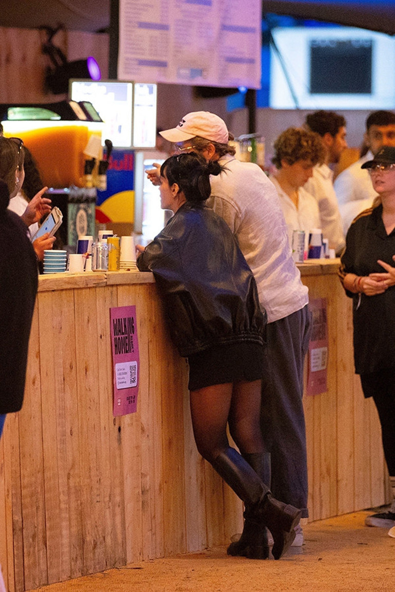 Kocası flört sitelerindeki kadınların peşine düşmüştü… Aldatıldı, boşandı… O da gitti kendine internetten sevgili buldu