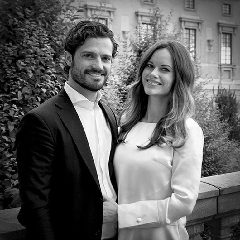 O kapıdan iki kişi girdiler, şimdi altı kişi oldular... Herkese nasip olur mu böyle aşk Karısının adı sadece kalbinde değil, kol düğmelerinde de yazılı