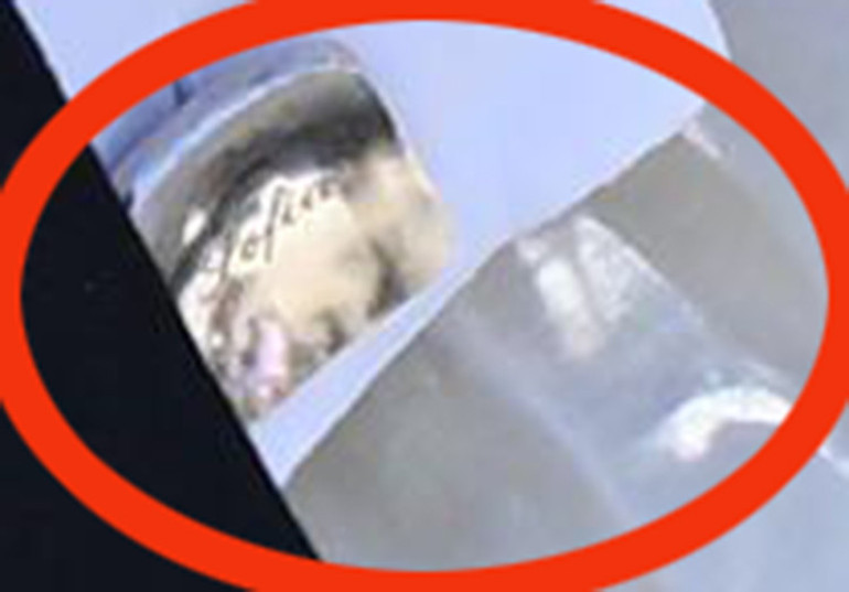 O kapıdan iki kişi girdiler, şimdi altı kişi oldular... Herkese nasip olur mu böyle aşk Karısının adı sadece kalbinde değil, kol düğmelerinde de yazılı