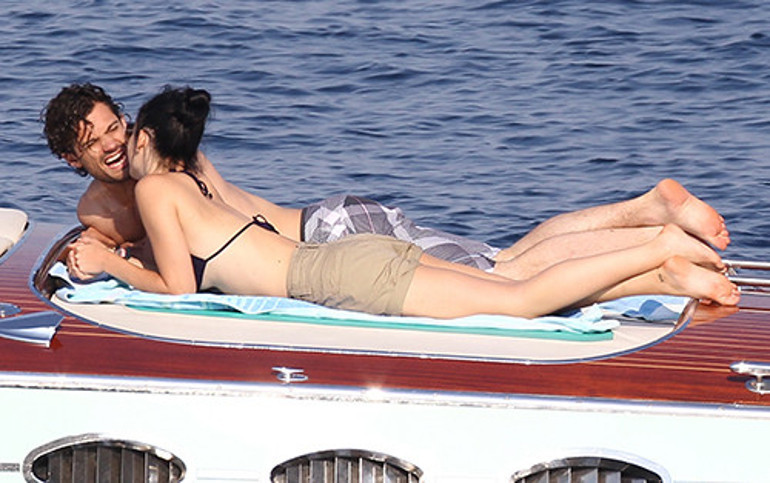 O kapıdan iki kişi girdiler, şimdi altı kişi oldular... Herkese nasip olur mu böyle aşk Karısının adı sadece kalbinde değil, kol düğmelerinde de yazılı