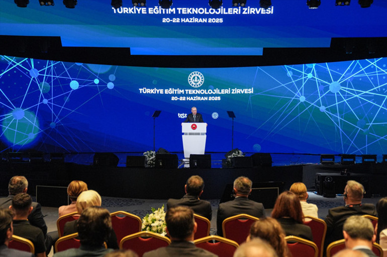 Dijital zorbalık uyarısı... Cumhurbaşkanı Erdoğan: Evlatlarımızı dijital derebeylerinin insafına teslim edemeyiz