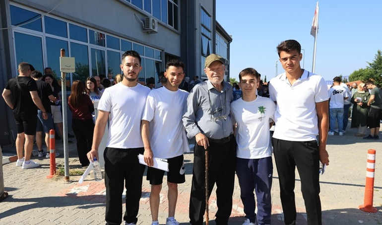 YKSden dikkat çeken manzaralar: Son anda yetişenler, gözyaşlarına boğulanlar En yaşlı aday 8. kez üniversite sınavına girdi