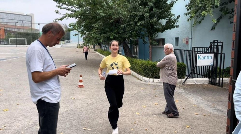 YKSden dikkat çeken manzaralar: Son anda yetişenler, gözyaşlarına boğulanlar En yaşlı aday 8. kez üniversite sınavına girdi