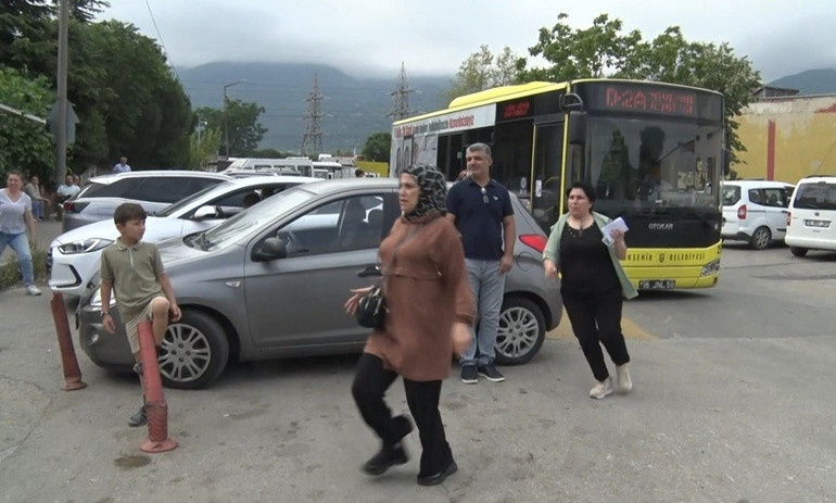 YKSden dikkat çeken manzaralar: Son anda yetişenler, gözyaşlarına boğulanlar En yaşlı aday 8. kez üniversite sınavına girdi