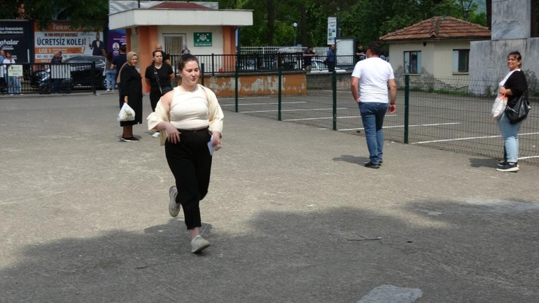 YKSden dikkat çeken manzaralar: Son anda yetişenler, gözyaşlarına boğulanlar En yaşlı aday 8. kez üniversite sınavına girdi