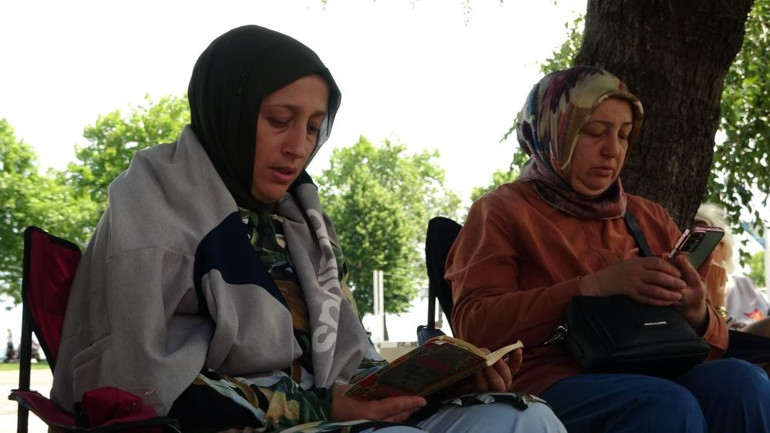 YKSden dikkat çeken manzaralar: Son anda yetişenler, gözyaşlarına boğulanlar En yaşlı aday 8. kez üniversite sınavına girdi