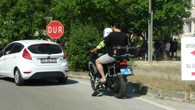 YKSden dikkat çeken manzaralar: Son anda yetişenler, gözyaşlarına boğulanlar En yaşlı aday 8. kez üniversite sınavına girdi