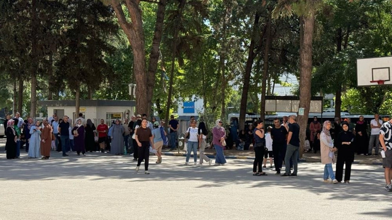 YKSden dikkat çeken manzaralar: Son anda yetişenler, gözyaşlarına boğulanlar En yaşlı aday 8. kez üniversite sınavına girdi