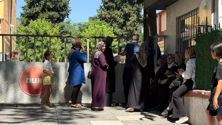 YKSden dikkat çeken manzaralar: Son anda yetişenler, gözyaşlarına boğulanlar En yaşlı aday 8. kez üniversite sınavına girdi