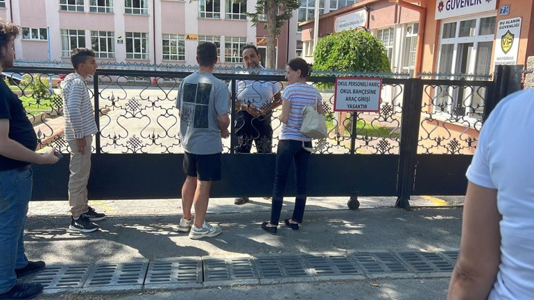 YKSden dikkat çeken manzaralar: Son anda yetişenler, gözyaşlarına boğulanlar En yaşlı aday 8. kez üniversite sınavına girdi